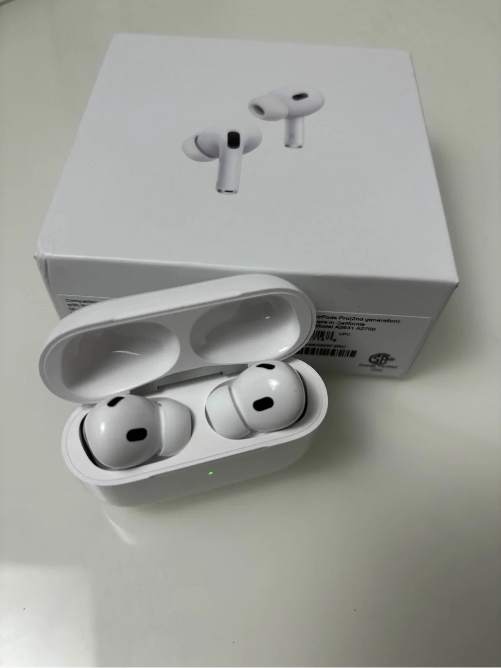 Apple White AirPods Pro with Case, Cable and Extra Ear Tips